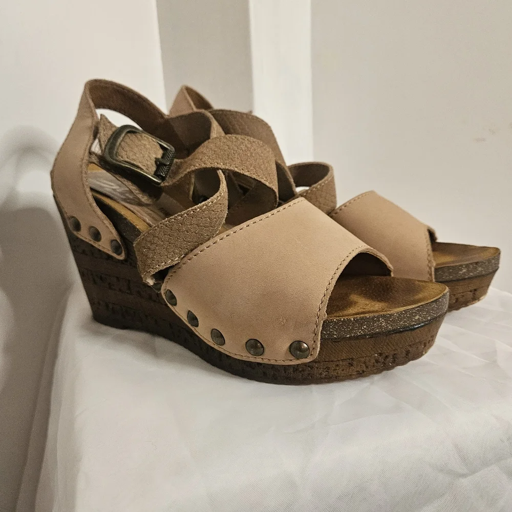Sbicca Kiana Vintage Collection Boho Wedge Sandals Tan With Rivot Details Size10
